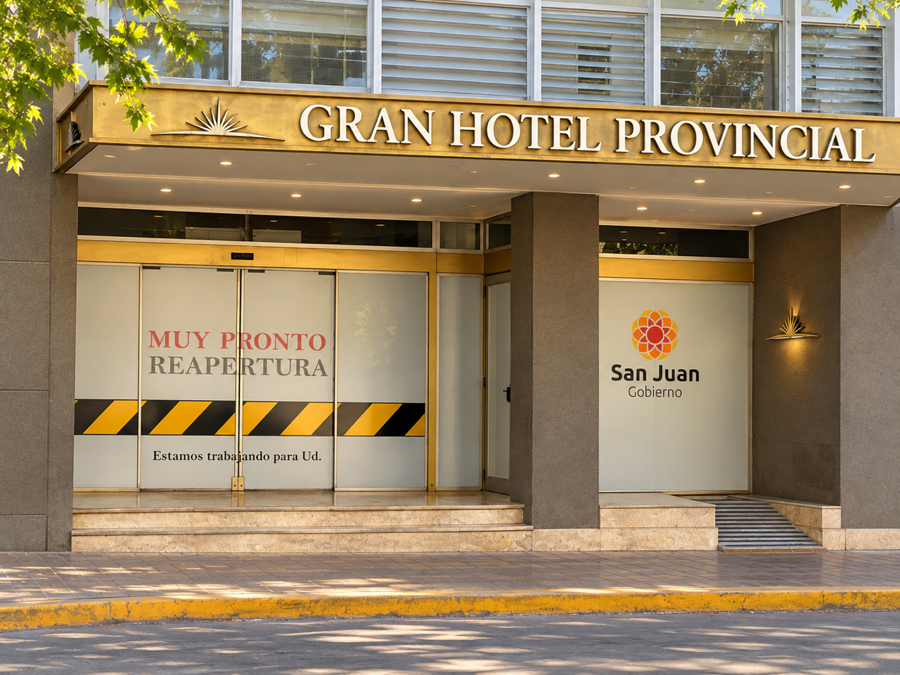 Fachada completa del Gran Hotel Provincial de San Juan, con su cartel sobre la entrada